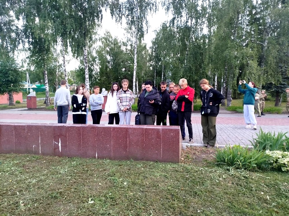 Сегодня, 22 июня ровно в 4 часа утра под руководством Советника директора по воспитанию ученики нашего лицея посетили памятную Стелу