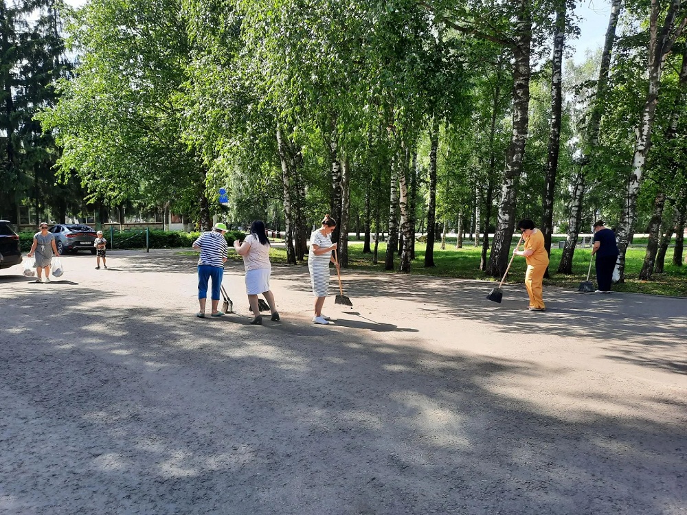 Благоустройство рабочего посёлка Исса: муниципальные служащие поддерживают чистоту и порядок
