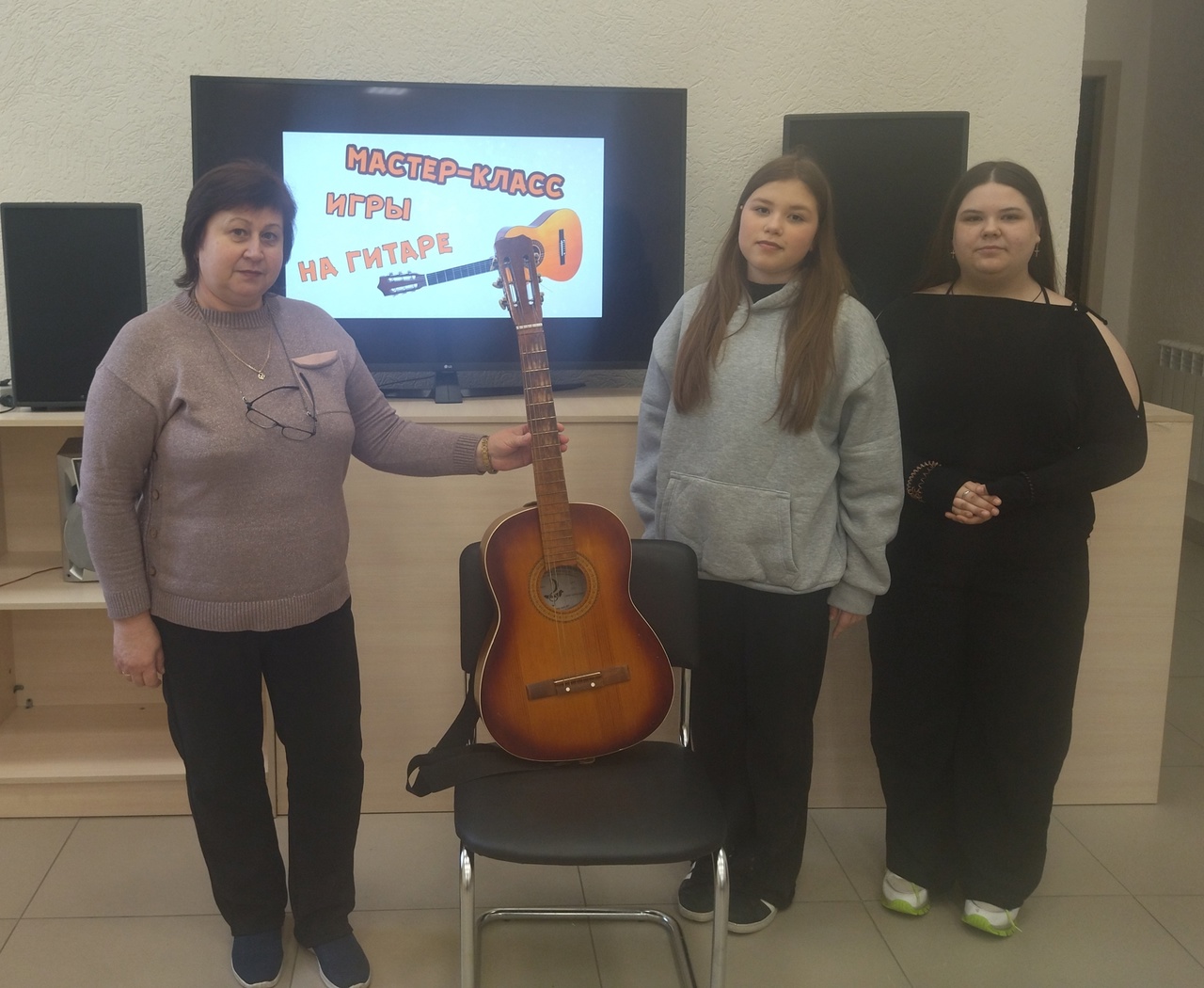 В сельском Доме культуры с. Каменный Брод проведён мастер-класс по обучению игре на гитаре «Шестиструнная гитара» В сельском Доме культуры с. Каменный Брод проведён мастер-класс по обучению игре на гитаре «Шестиструнная гитара»