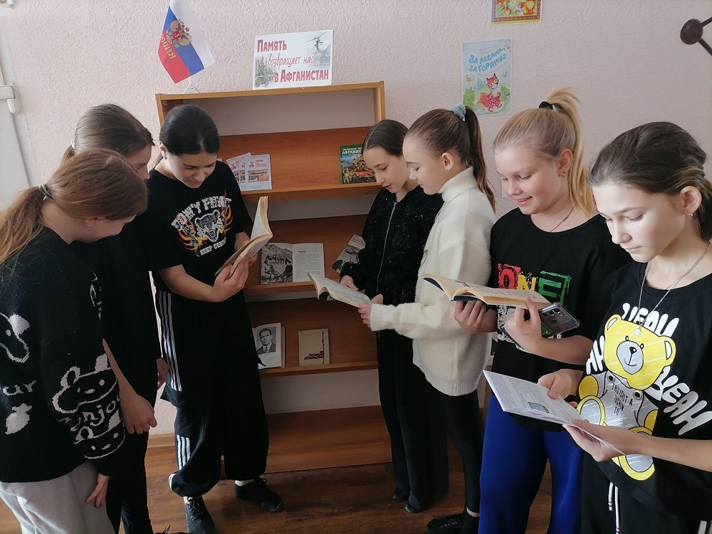Библиотекарь Центральной районной библиотеки р.п. Исса провела урок мужества «Боевое братство» для учащихся МБОУ "Лицей р.п. Исса имени Н.Н. Гаврилова" Библиотекарь Центральной районной библиотеки р.п. Исса провела урок мужества «Боевое братство» для учащихся МБОУ "Лицей р.п. Исса имени Н.Н. Гаврилова"