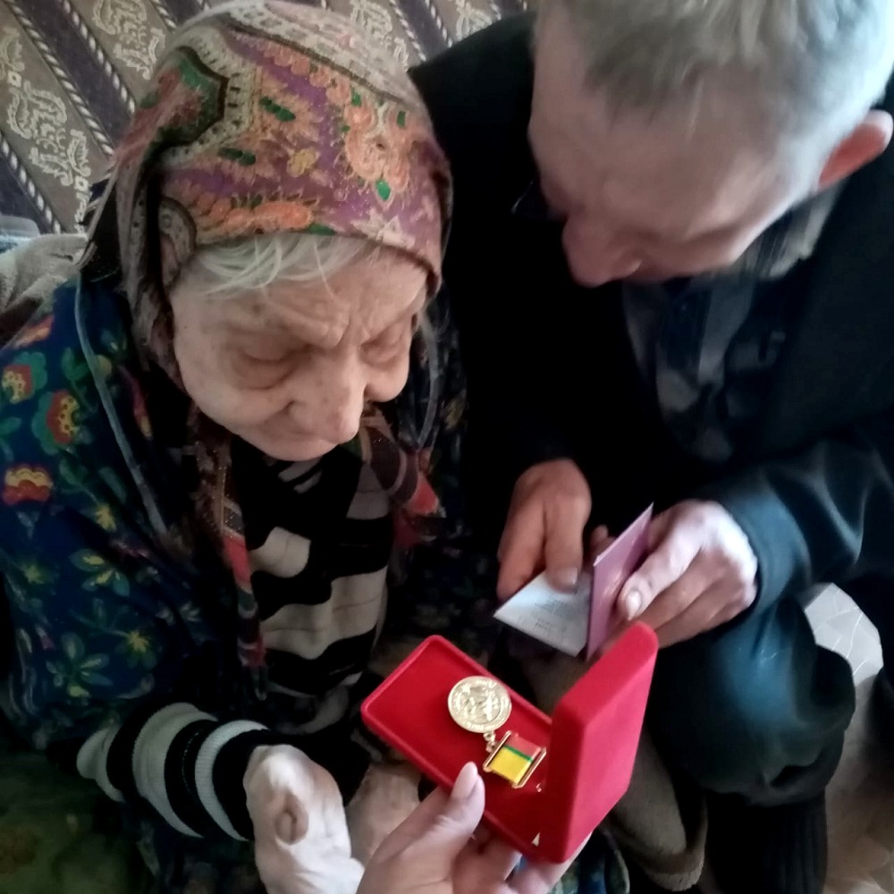 На территории Соловцовского сельсовета труженикам тыла вручают Памятный знак Губернатора Пензенской области "Сурский рубеж"