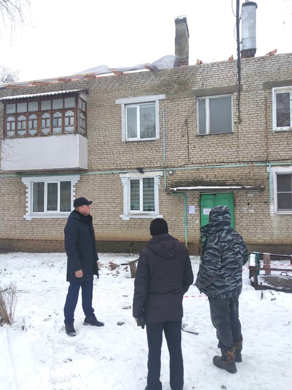 Глава администрации Иссинского района Николай Аргаткин проконтролировал работы по капитальному ремонту кровли МКД в р.п. Исса