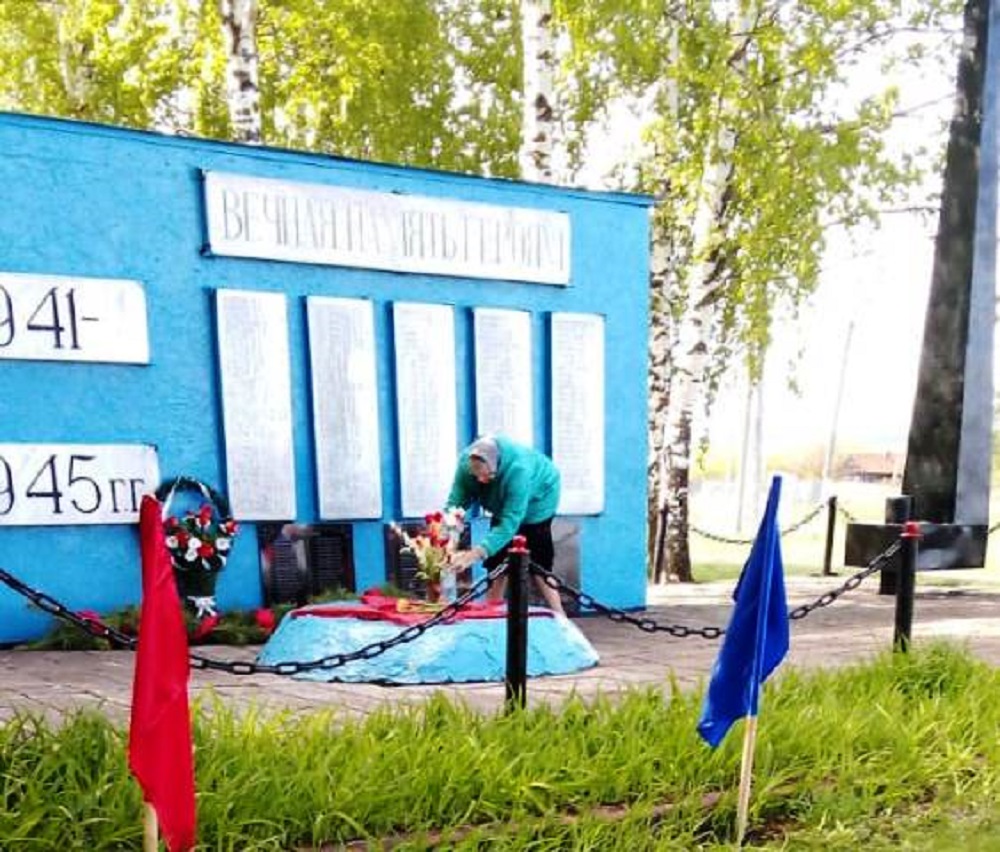 В селе Дмитриевка в честь Дня Победы возле Памятной стелы прошёл митинг В селе Дмитриевка в честь Дня Победы возле Памятной стелы прошёл митинг