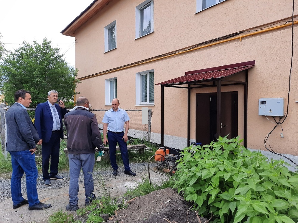 Исполняющий обязанности главы Иссинского района Николай Аргаткин проконтролировал ход ремонтных работ многоквартирного дома в р.п. Исса
