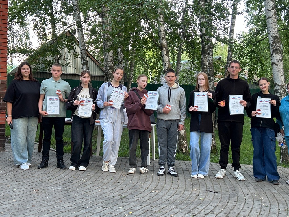Руководитель местного отделения «Молодая Гвардия» вручила благодарности активистам за их неоценимый труд и преданность делу