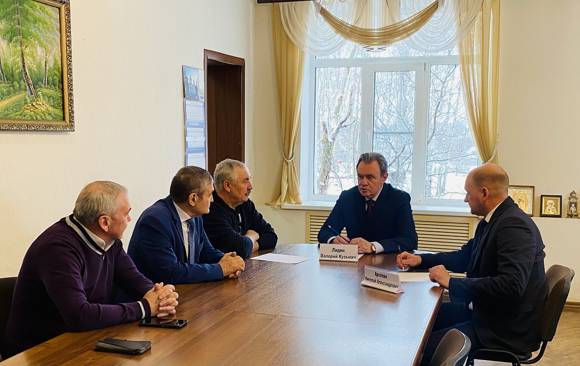 Валерий Лидин принял в работу обращения жителей Иссинского района