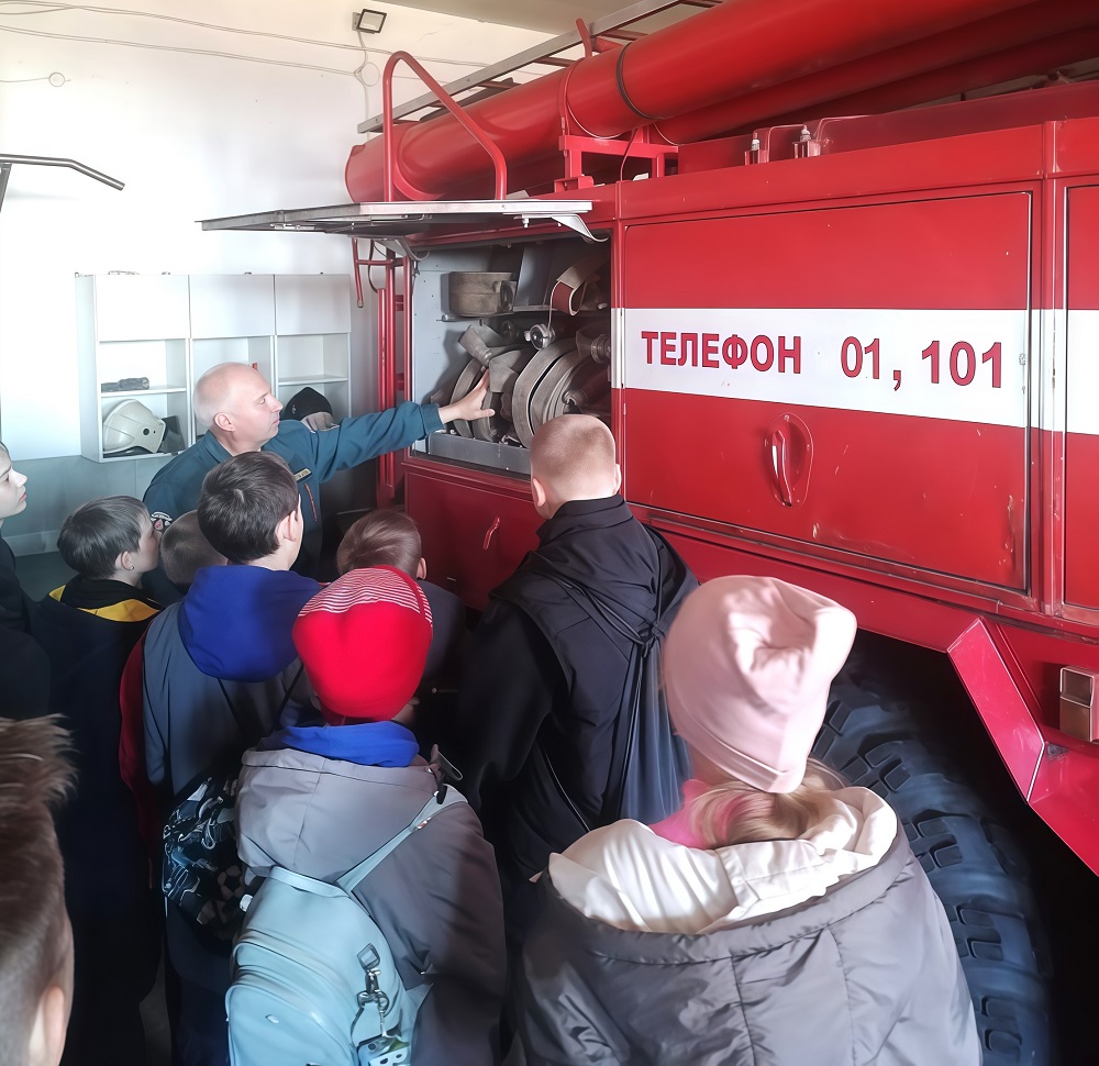 Экскурсия в пожарно-спасательную часть Иссинского района Экскурсия в пожарно-спасательную часть Иссинского района
