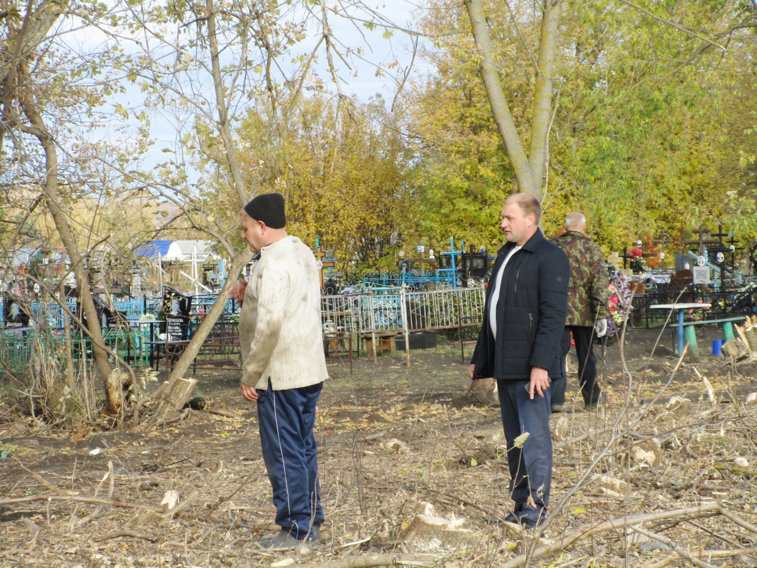 В рамках месячника по благоустройству была организована уборка иссинского кладбища 