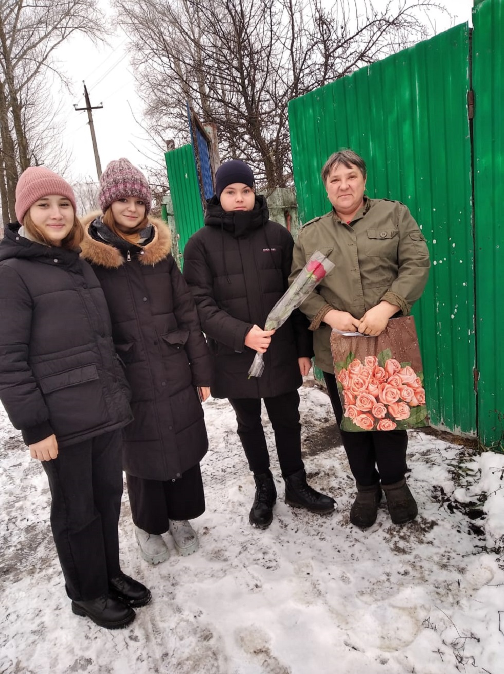 В День матери волонтеры из учащихся лицея рабочего поселка Исса поздравили матерей военнослужащих В День матери волонтеры из учащихся лицея рабочего поселка Исса поздравили матерей военнослужащих