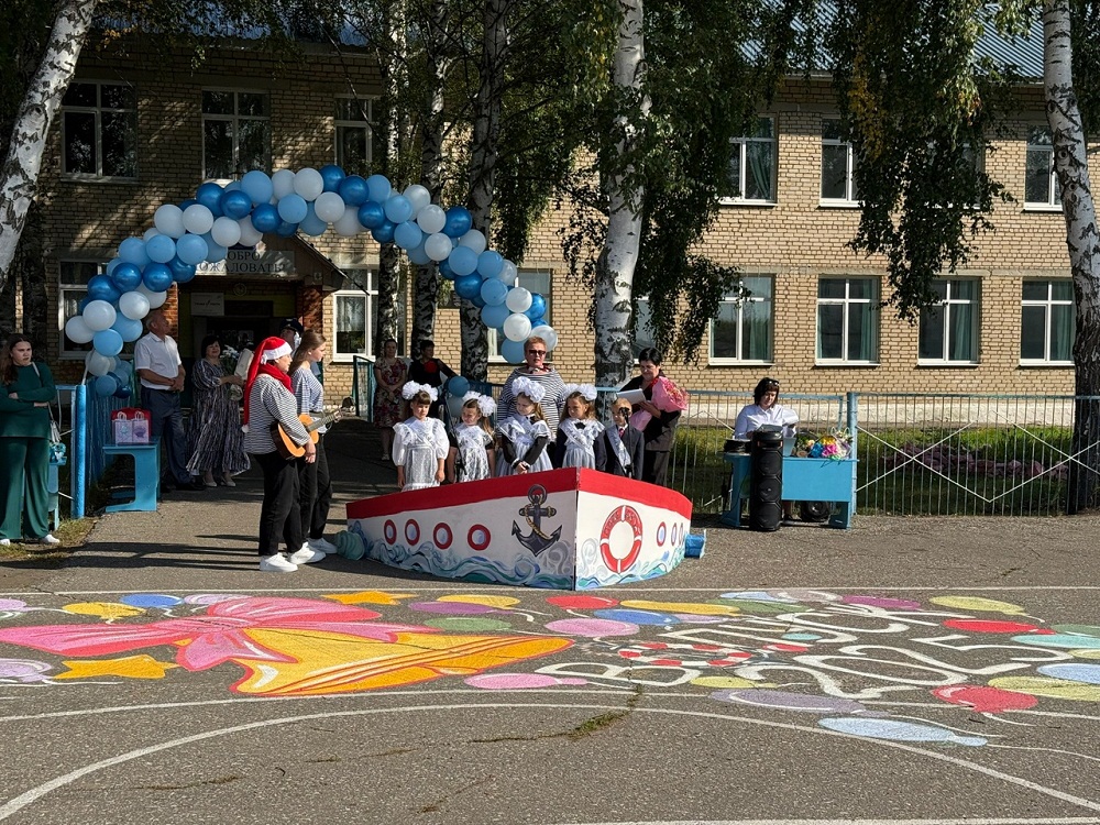 1 сентября в Бучевской средней школе прошла красочная линейка