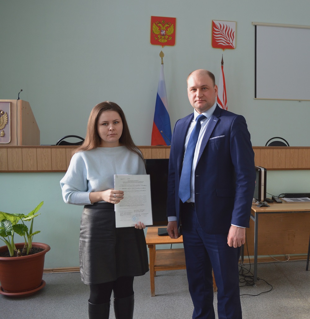 Участникам жилищных программ вручены жилищные сертификаты