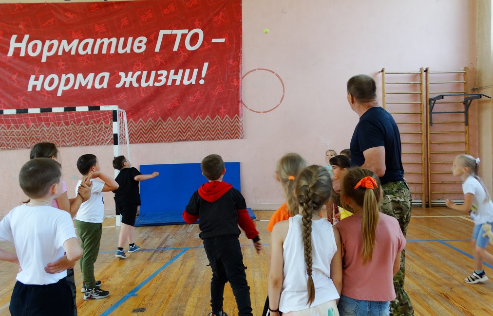 Воспитанники Иссинского лагеря "Карусель" совершили путешествие по стране ГТО