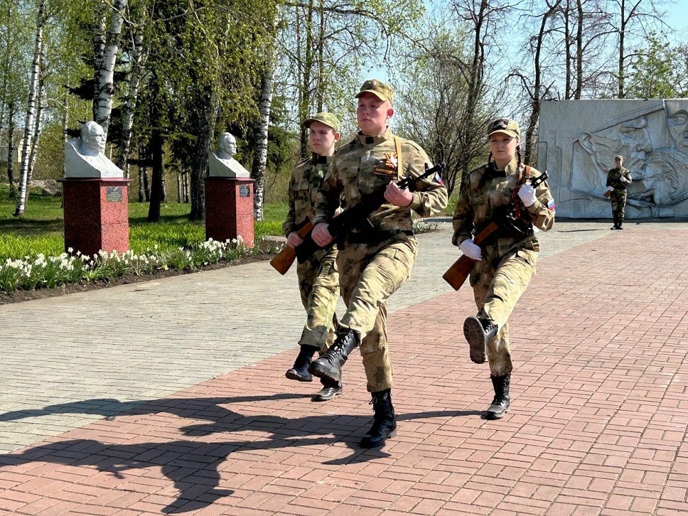 Почётный караул у Памятной Стелы 