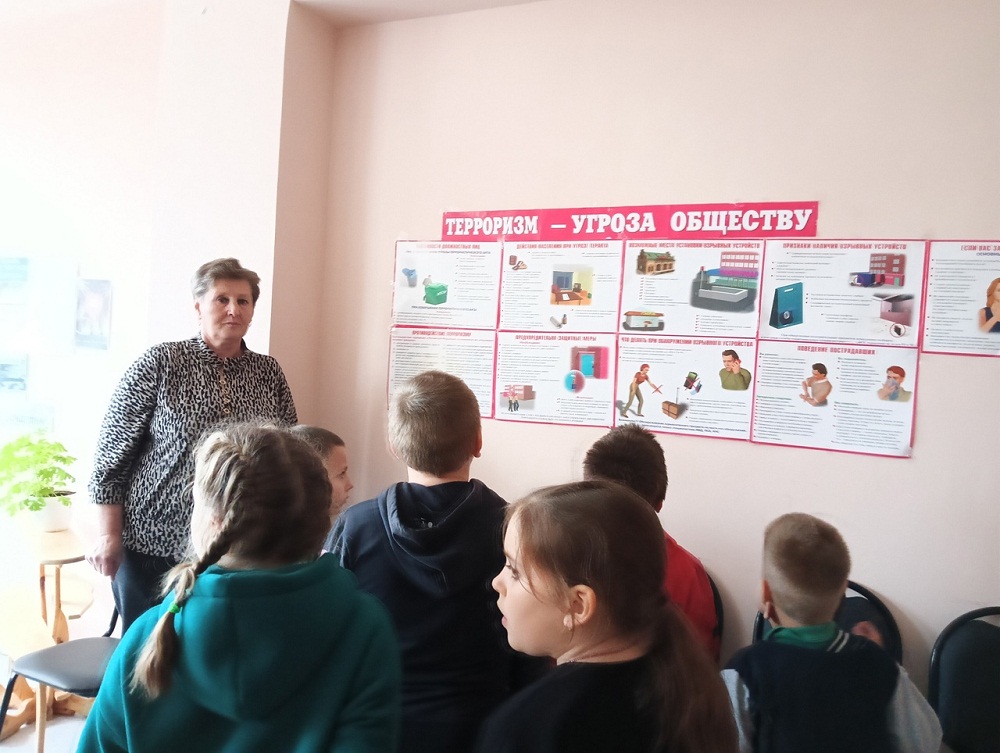 В Булычевском сельском доме культуры проведен информационный «Экстремизм - не имеет границ!» В Булычевском сельском доме культуры проведен информационный «Экстремизм - не имеет границ!»