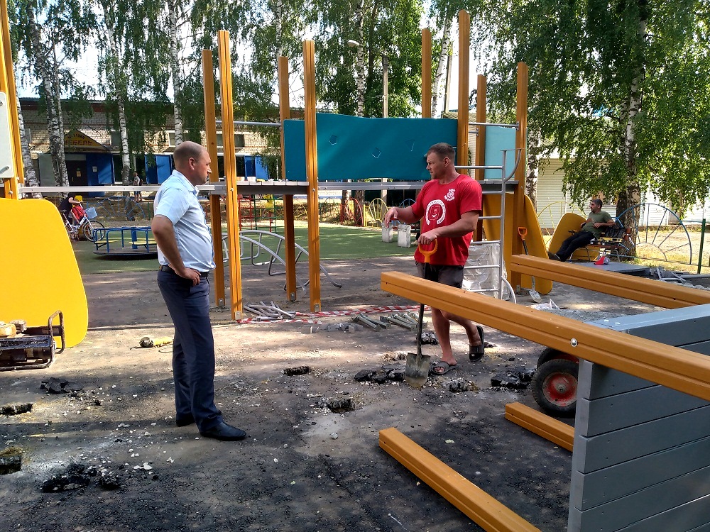 Глава Иссинского района Пензенской области Николай Аргаткин проинспектировал ход работ по монтажу детского оборудования Глава Иссинского района Пензенской области Николай Аргаткин проинспектировал ход работ по монтажу детского оборудования