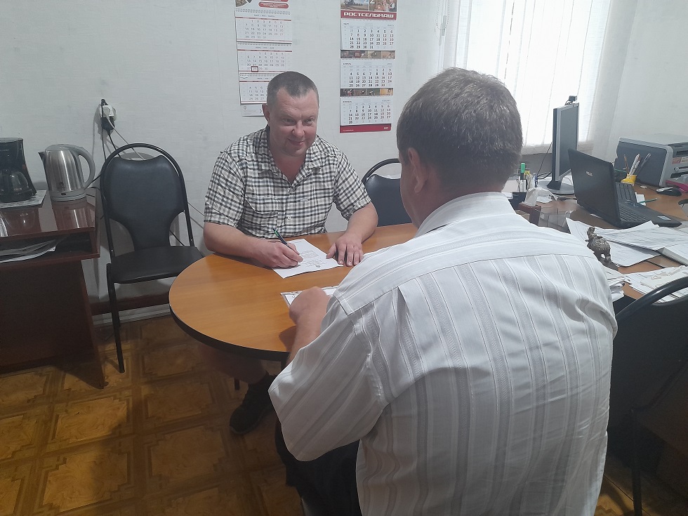 Депутат Собрания представителей Иссинского района Пензенской области Владимир Денисов провел прием населения Депутат Собрания представителей Иссинского района Пензенской области Владимир Денисов провел прием населения