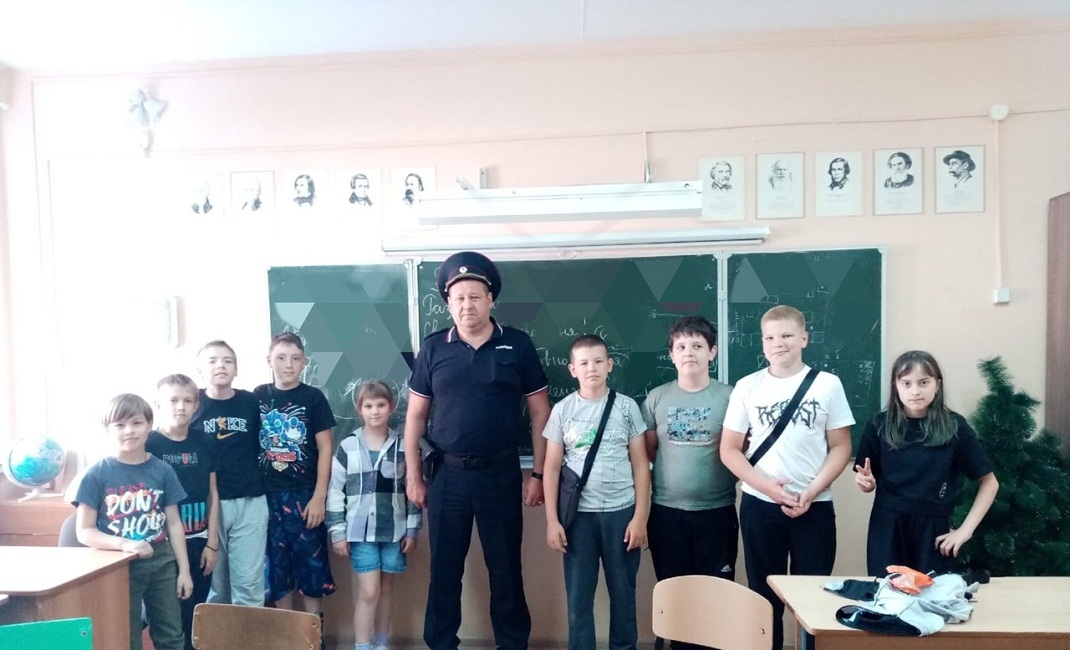 Обучающиеся МБОУ "Лицей р.п. Исса имени Н.Н. Гаврилова" встретились с начальником ОУУП и ПДН ПП МО МВД России «Лунинский» А.В. Беловым