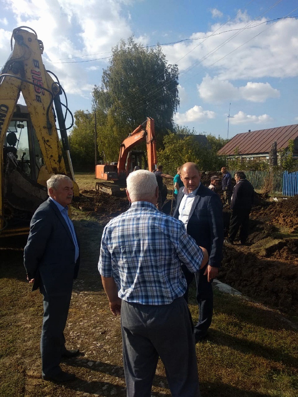 Глава Иссинского района Николай Аргаткин проконтролировал ход ремонтных работ водопровода в населенном пункте Центральная усадьба совхоза Маяк