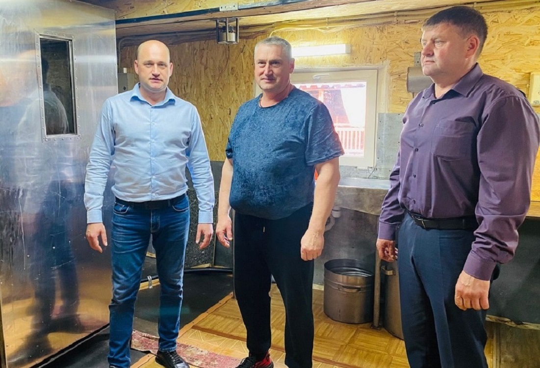 Глава Иссинского района Николай Аргаткин посетил коптильный цех принадлежащий Юрию Калугину