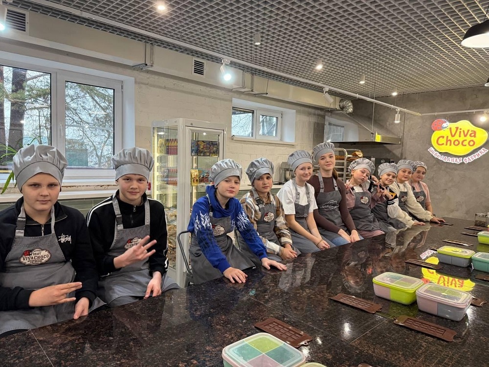 Волшебство шоколада: путешествие детей из лагеря "Романтик" на шоколадную фабрику Волшебство шоколада: путешествие детей из лагеря "Романтик" на шоколадную фабрику