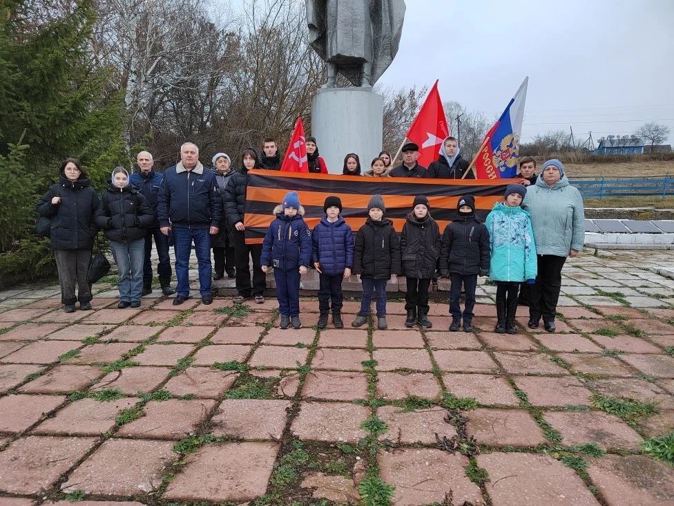 Возложение цветов, как символ памяти и уважения