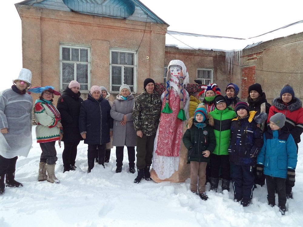 На площади Новотрёхсвятского сельского Дома культуры прошло масленичное народное гулянье «Собирайся, народ, к нам масленица идет!»