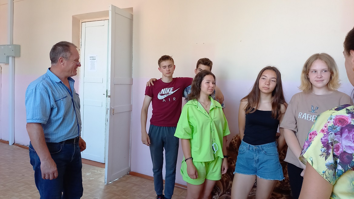Владимир Ларичкин посетил лагерь труда и отдыха «Возрождение»