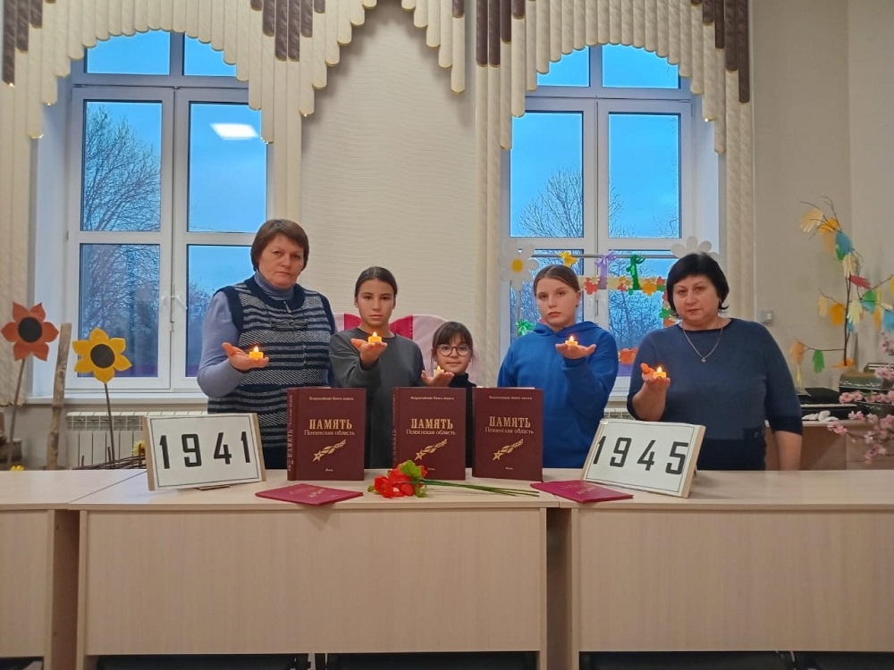 Обзор-беседа «Книги памяти Пензенской области» на тему «А в книжной памяти мгновения войны…» в СДК с. Каменный Брод 