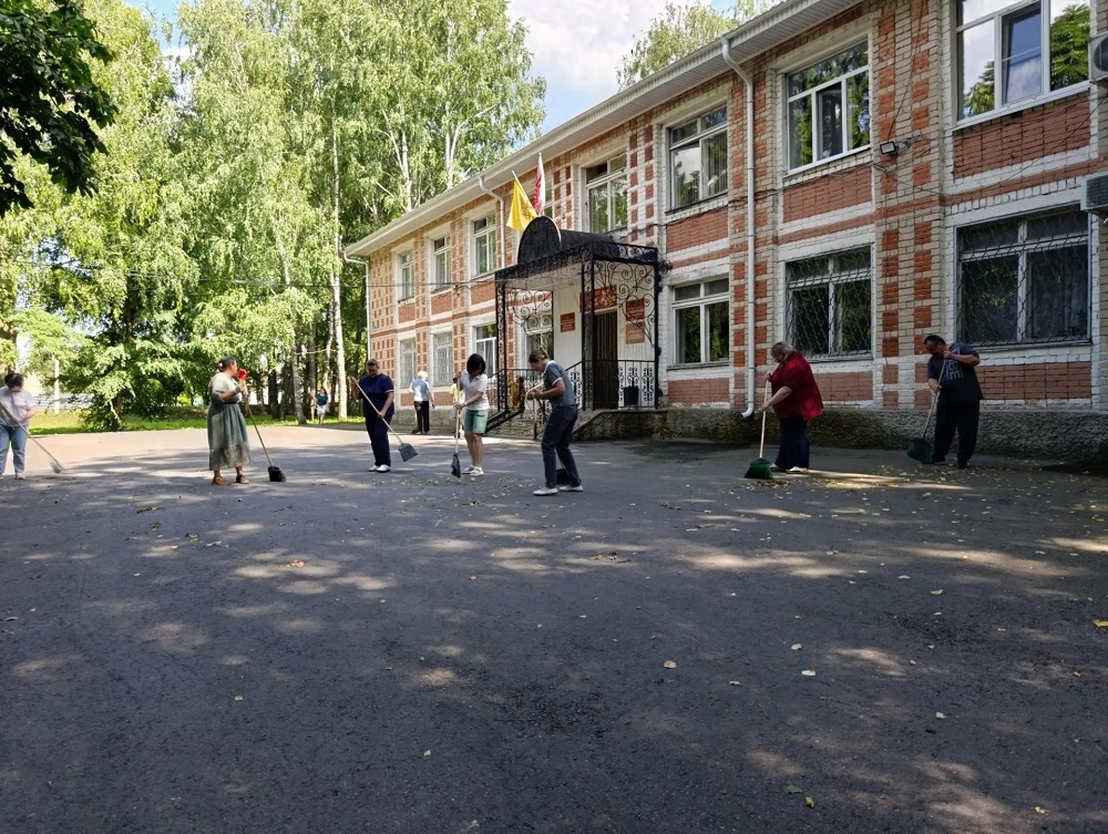 Муниципальные служащие поддерживают чистоту и порядок  в рабочем посёлке Исса