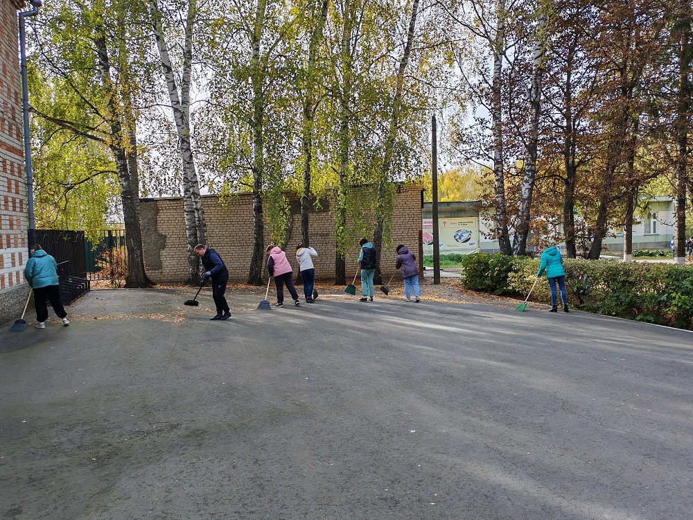 Муниципальные служащие Иссинского района приняли участие в санитарной пятнице