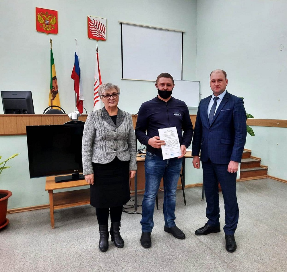 Две молодые семьи Иссинского района, участники федеральной программы, получили жилищные сертификаты
