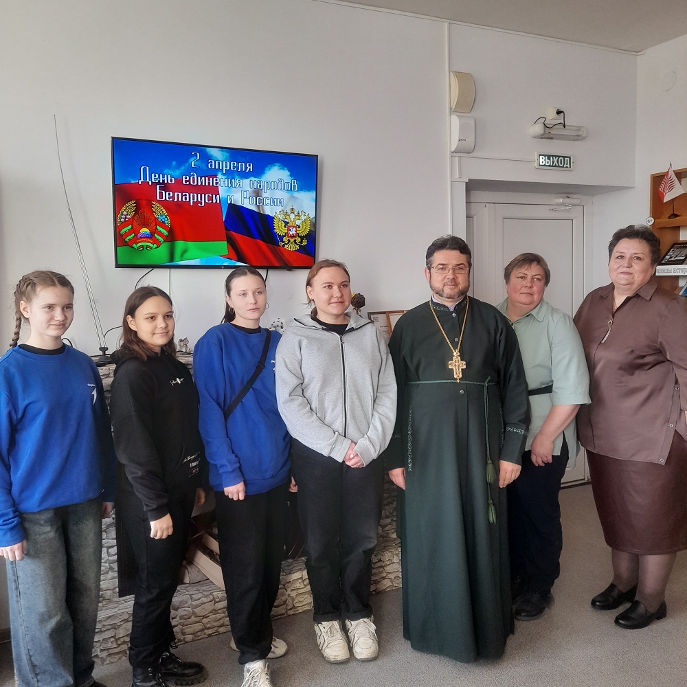 Сотрудники центральной библиотеки р.п. Исса провели тематический час «Народы едины под солнцем России» Сотрудники центральной библиотеки р.п. Исса провели тематический час «Народы едины под солнцем России»