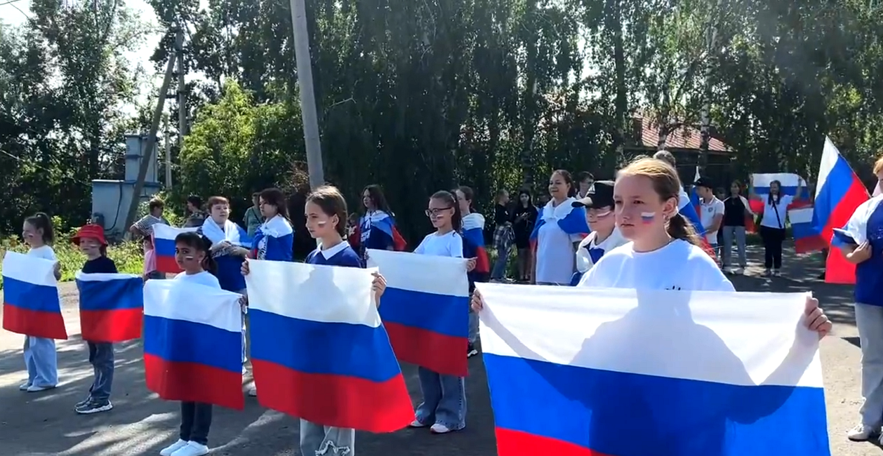 В Иссе масштабно отметили День Государственного флага Российской Федерации! Вчера в поселке прошла яркая акция, посвящённая этому празднику В Иссе масштабно отметили День Государственного флага Российской Федерации! Вчера в поселке прошла яркая акция, посвящённая этому празднику