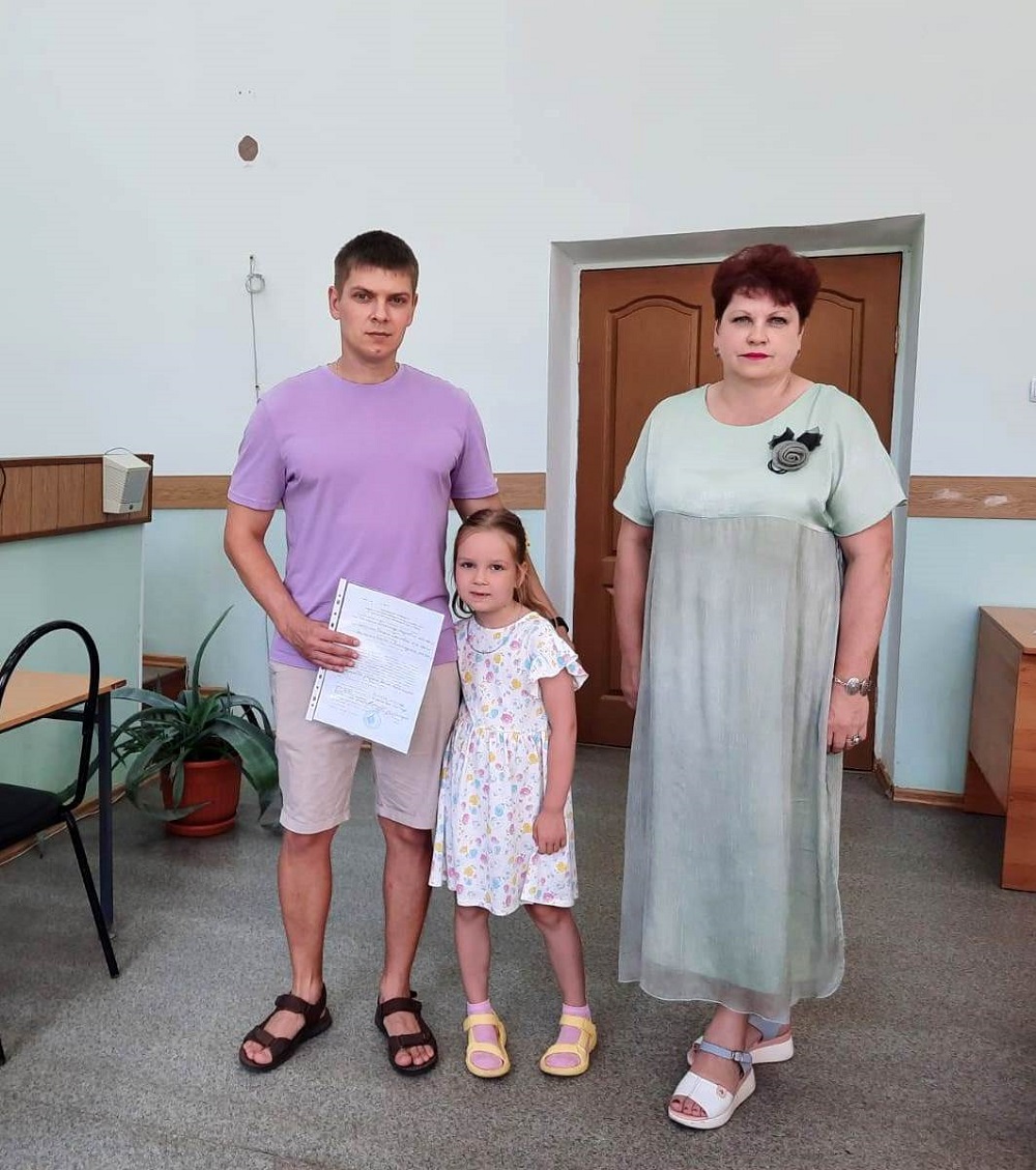 Участнику жилищной программы вручен жилищный сертификат
