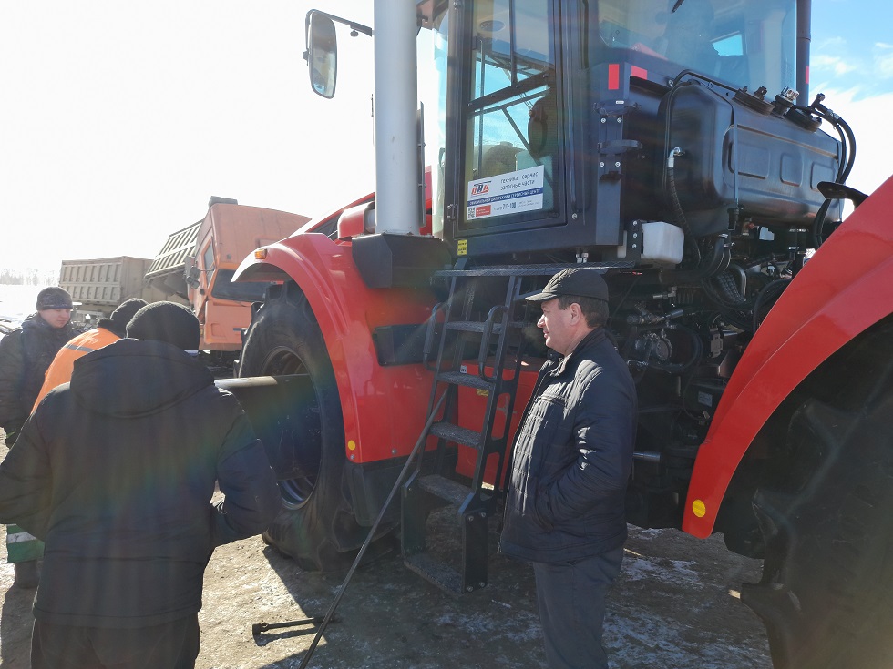 Депутат Собрания представителей Иссинского района Пензенской области Дамир Хайров проводит встречи с трудовыми коллективами