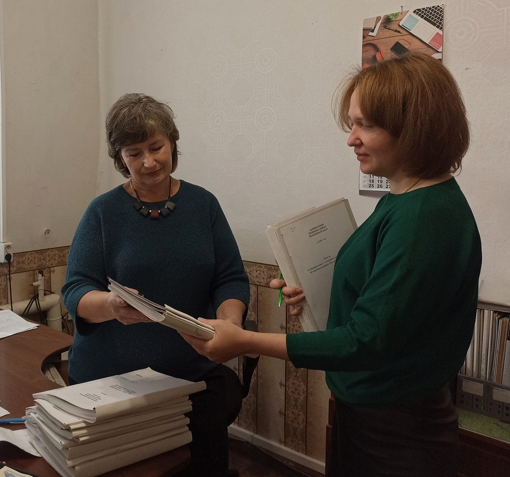 Продолжается прием документов от организаций источников комплектования в сектор по делам архива администрации  Иссинского района
