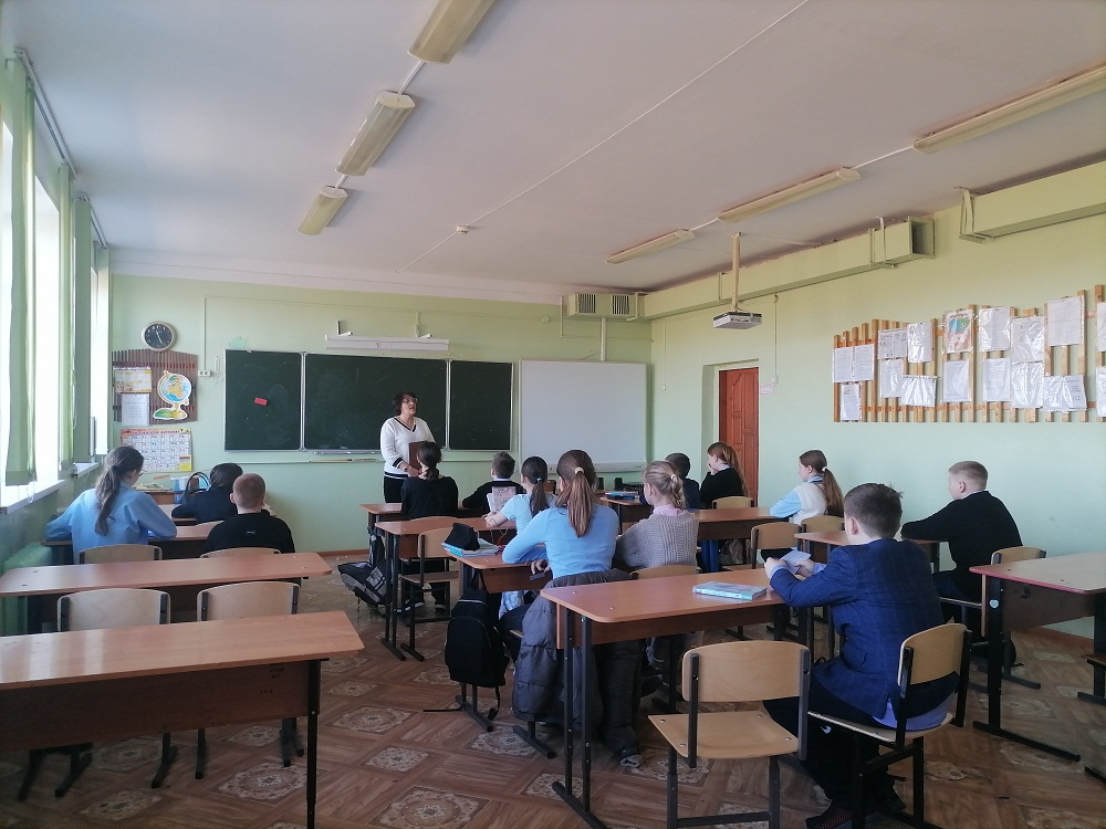 Библиотекарь Центральной районной библиотеки р.п. Исса провела час прочтения «Когда строку диктует чувство…»