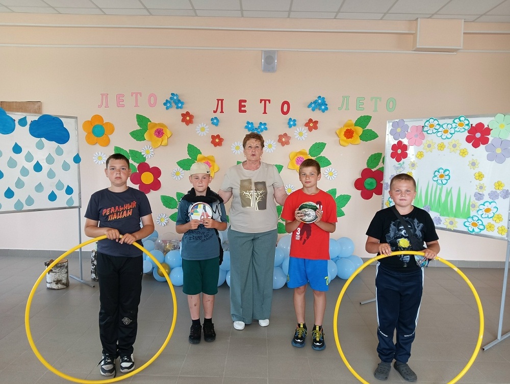 Игровая программа для детей младшего возраста под названием «Дружба крепкая, не сломается» в Булычевском сельском Доме культуры