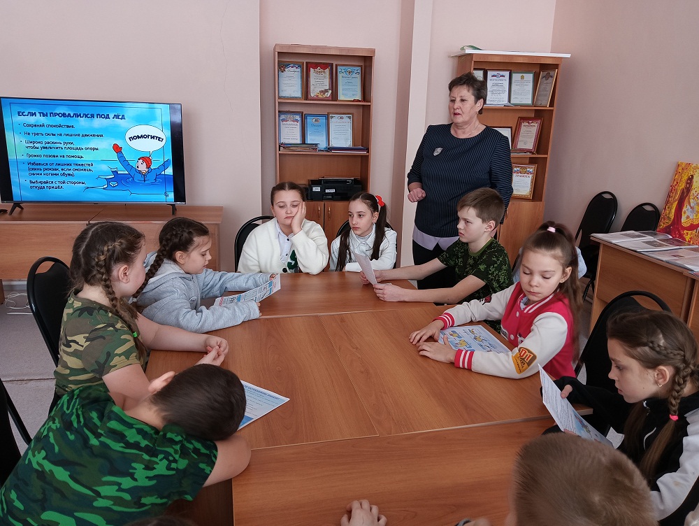 В Булычевском сельском доме культуры была проведена беседа «Безопасное поведение на замерзших водоёмах и правила спасения людей, провалившихся под лед» В Булычевском сельском доме культуры была проведена беседа «Безопасное поведение на замерзших водоёмах и правила спасения людей, провалившихся под лед»