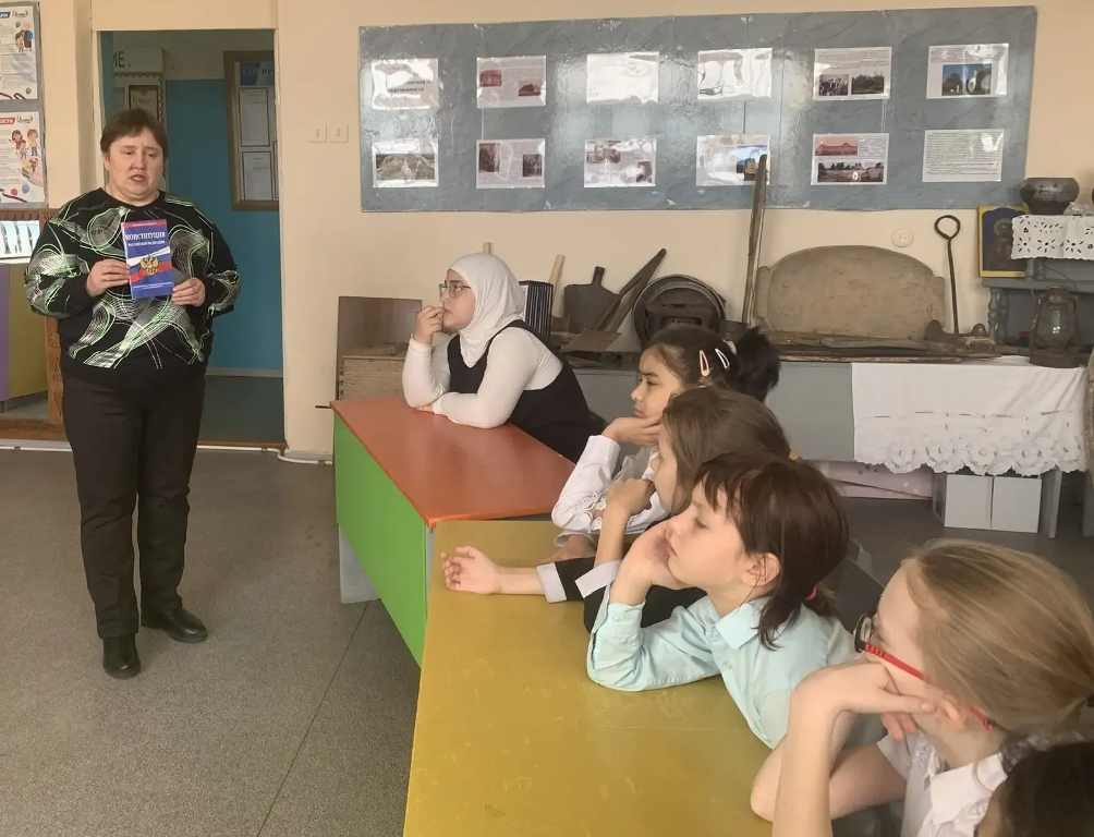 Викторина «Законы будем уважать, свои права мы будем знать» в библиотеке с. Уварово