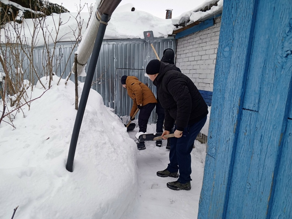 Снежный десант: помощь пожилым жителям Снежный десант: помощь пожилым жителям