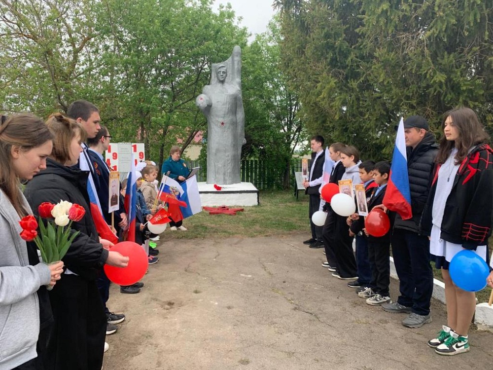 Библиотекарем библиотеки с.Уварово проведен тематический час «Победный май – живем и помним!» Библиотекарем библиотеки с.Уварово проведен тематический час «Победный май – живем и помним!»