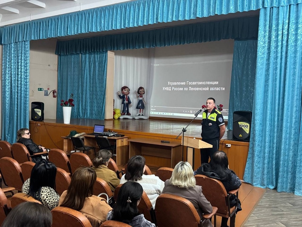 В целях профилактики детского дорожно-транспортного травматизма сотрудники Госавтоинспекции Лунинского района принимают участие в родительских собраниях, на которых обсуждают вопросы детской безопасности