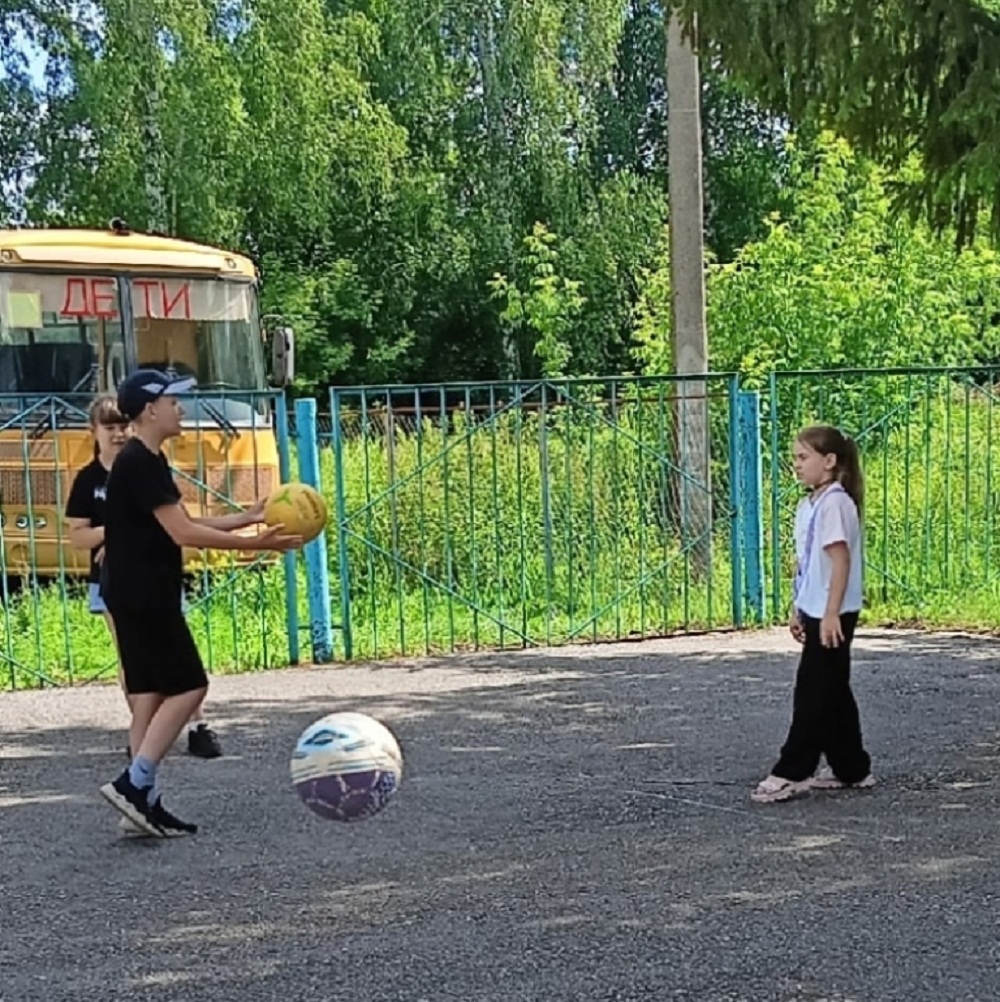 Игровая программа "Мой весёлый мяч" в библиотеке с. Уварово Игровая программа "Мой весёлый мяч" в библиотеке с. Уварово