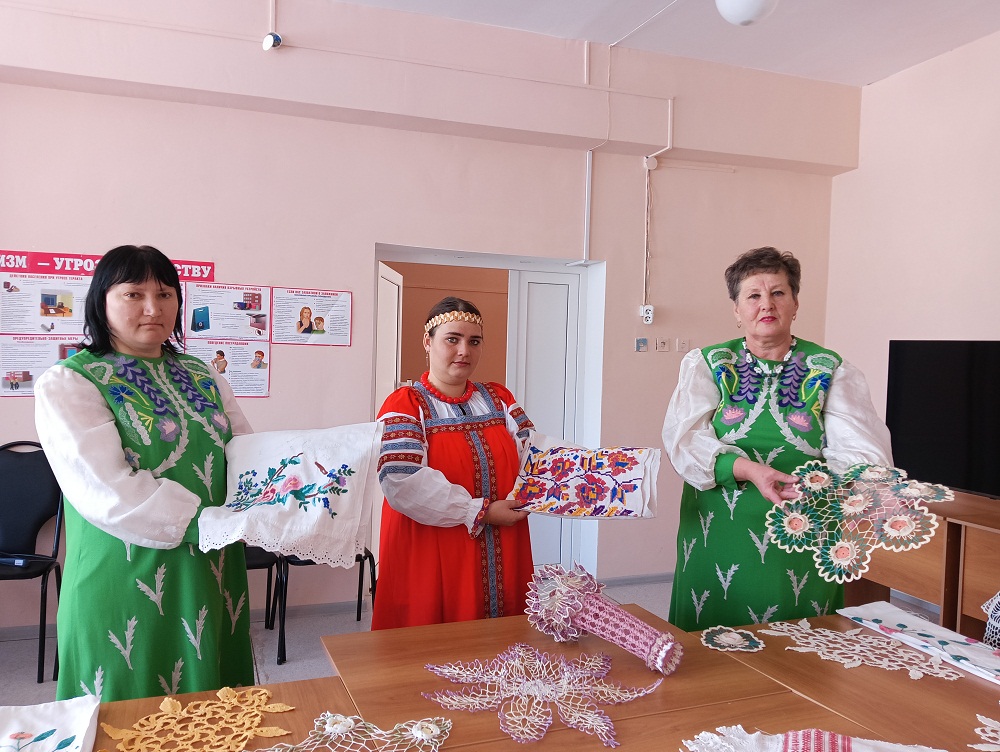 В Булычевском сельском доме культуры прошел краеведческий час «Русский народный узор» В Булычевском сельском доме культуры прошел краеведческий час «Русский народный узор»
