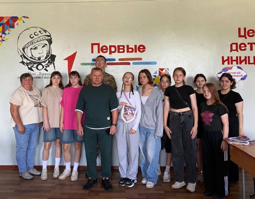 В МБОУ "Лицей р.п. Исса имени Н.Н. Гаврилова" прошла Классная встреча активистов Движения Первых с заместителем начальника военно-политического управления Северного Флота капитаном 1 ранга Андреем Викторовичем Сизовым