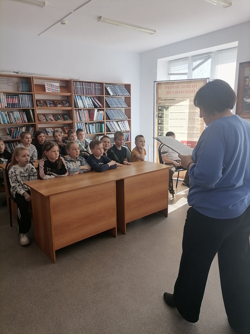 Библиотекарь Центральной районной библиотеки р.п. Исса провела для школьников час общения «Лагеря смерти, фабрики зла» Библиотекарь Центральной районной библиотеки р.п. Исса провела для школьников час общения «Лагеря смерти, фабрики зла»