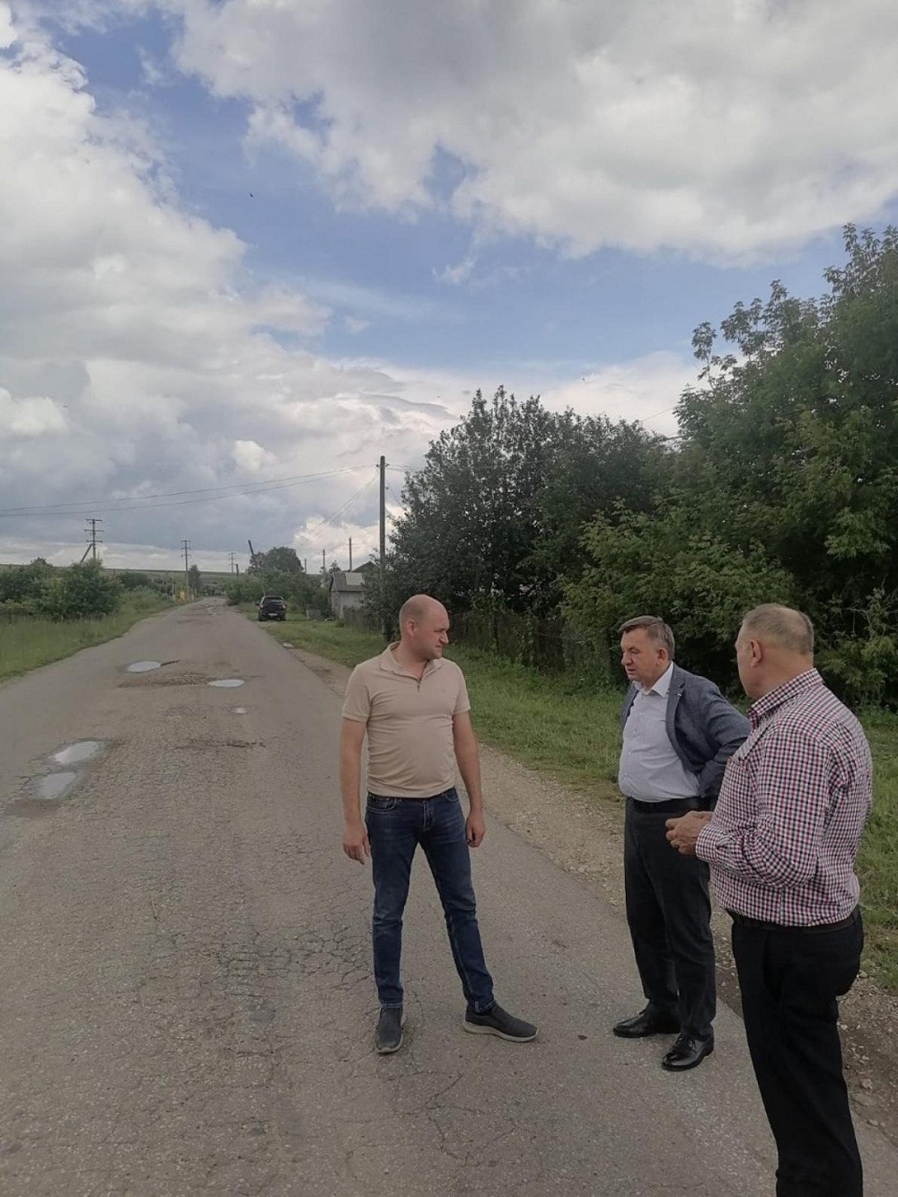 Александр Гришаев осуществил выезд на дороги рабочего поселка Исса