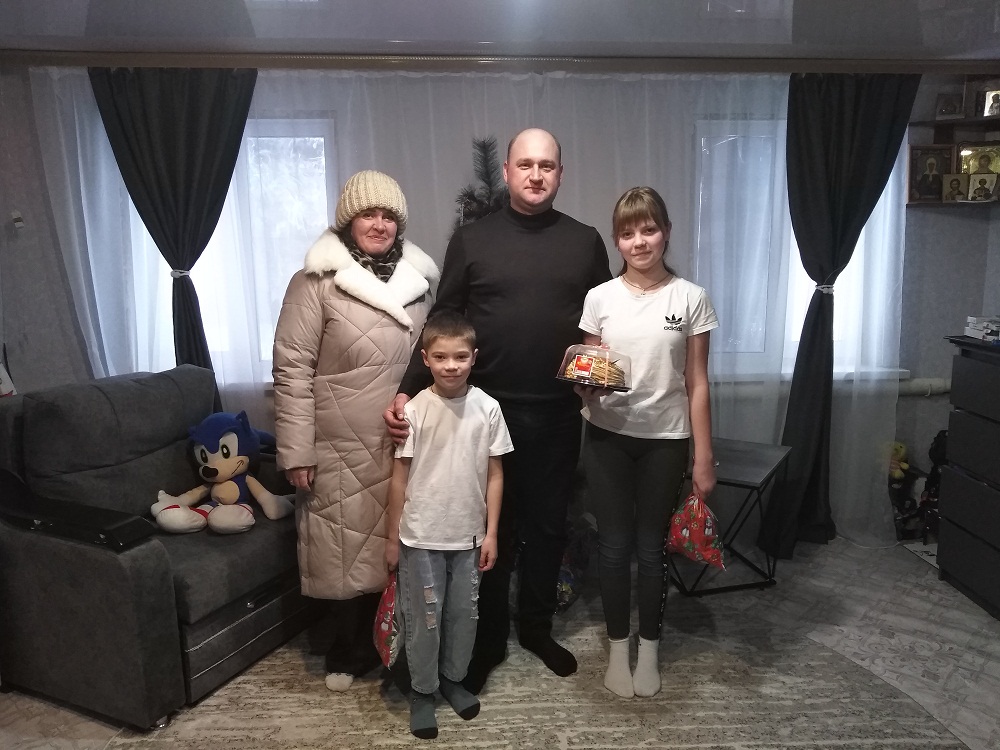 Глава Иссинского района Пензенской области Николай Аргаткин поздравил детей участников СВО с Новым годом и Рождеством