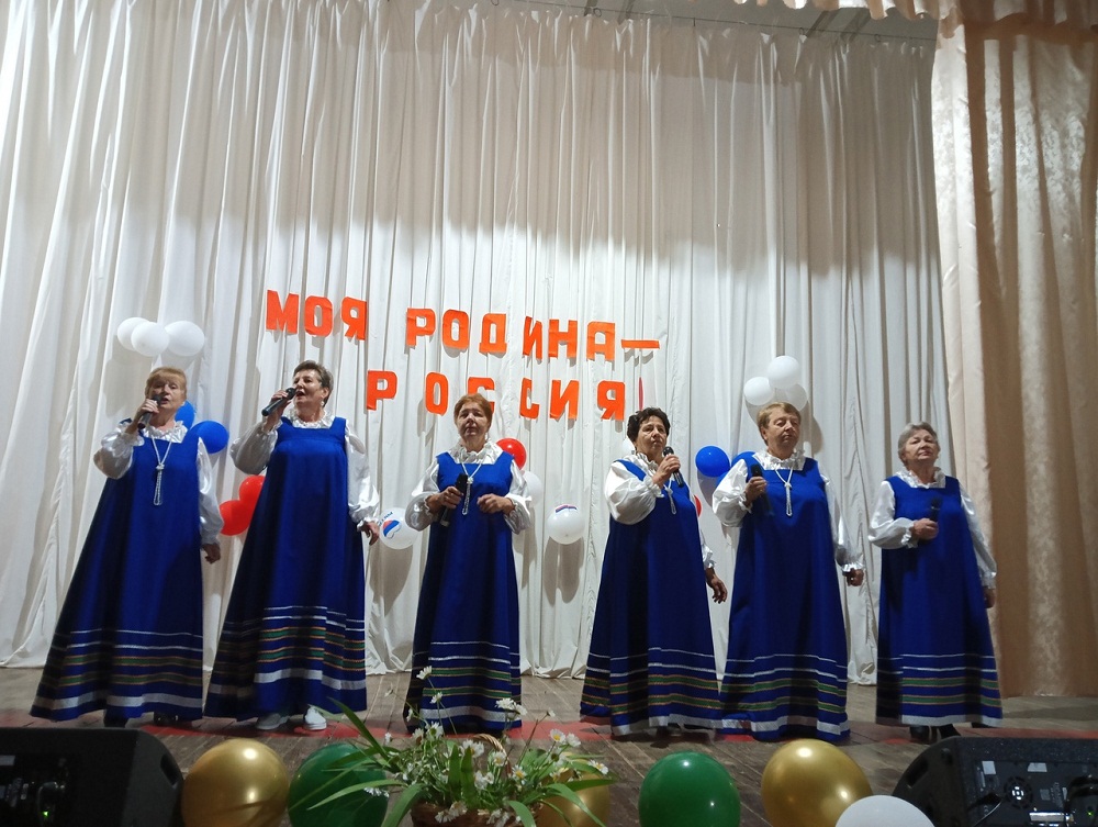 На сцене Булычевского сельского Дома культуры прошел праздничный концерт, приуроченный к празднованию Дня России 